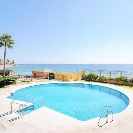 Beachfront Apartment Sitio de Calahonda